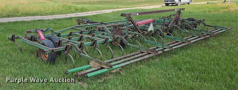 image for item DQ1768 John Deere 1010  field cultivator