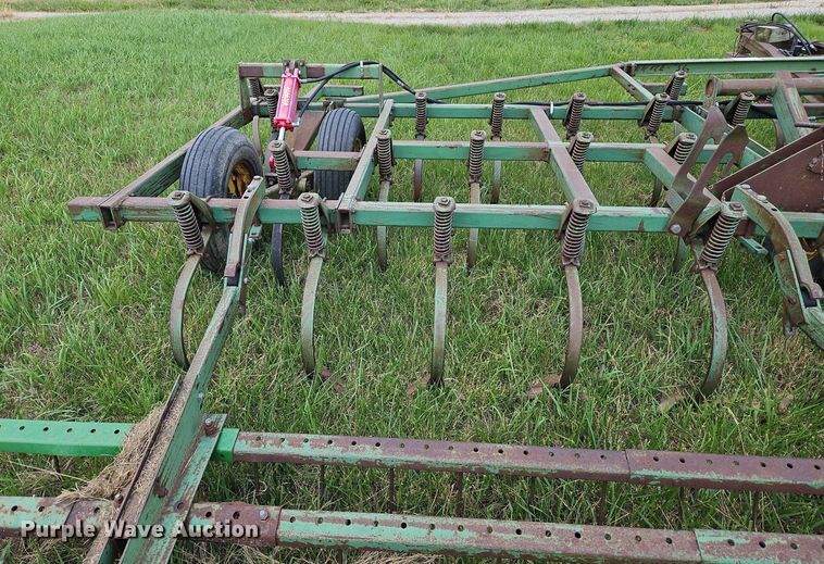 image for item DQ1768 John Deere 1010  field cultivator