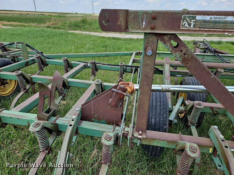 image for item DQ1768 John Deere 1010  field cultivator
