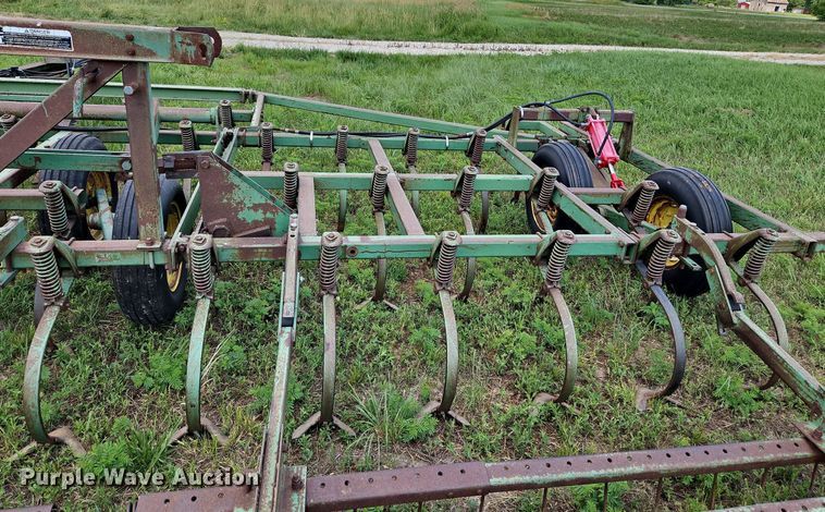 image for item DQ1768 John Deere 1010  field cultivator