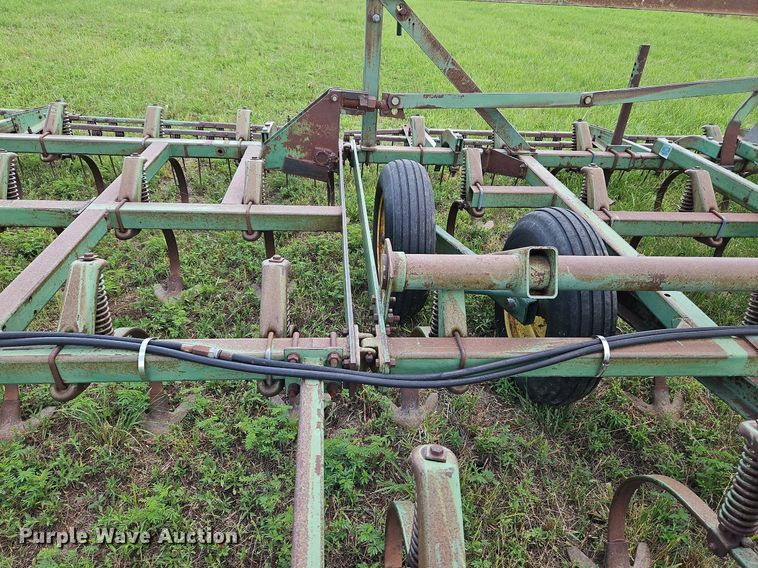 image for item DQ1768 John Deere 1010  field cultivator