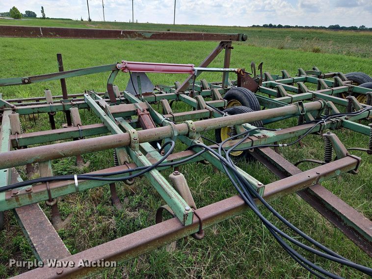 image for item DQ1768 John Deere 1010  field cultivator