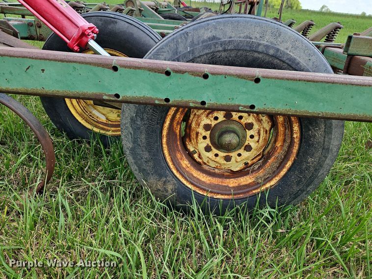 image for item DQ1768 John Deere 1010  field cultivator