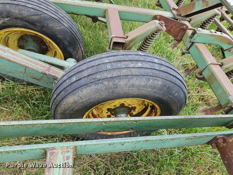 image for item DQ1768 John Deere 1010  field cultivator