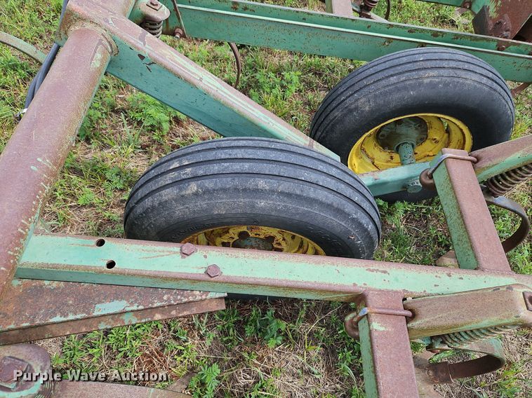 image for item DQ1768 John Deere 1010  field cultivator