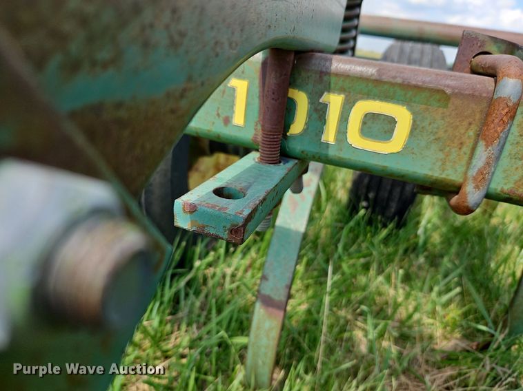 image for item DQ1768 John Deere 1010  field cultivator