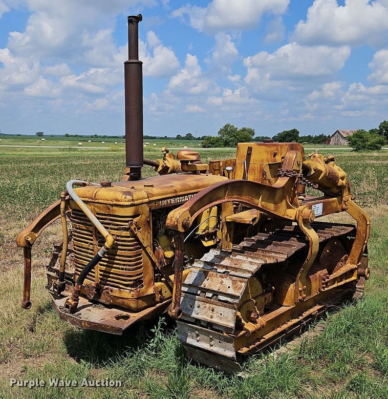 image for item DQ1769 International TD9  crawler tractor