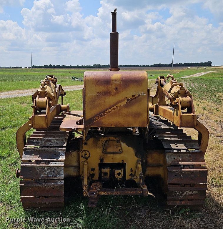 image for item DQ1769 International TD9  crawler tractor