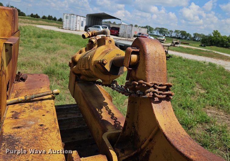 image for item DQ1769 International TD9  crawler tractor