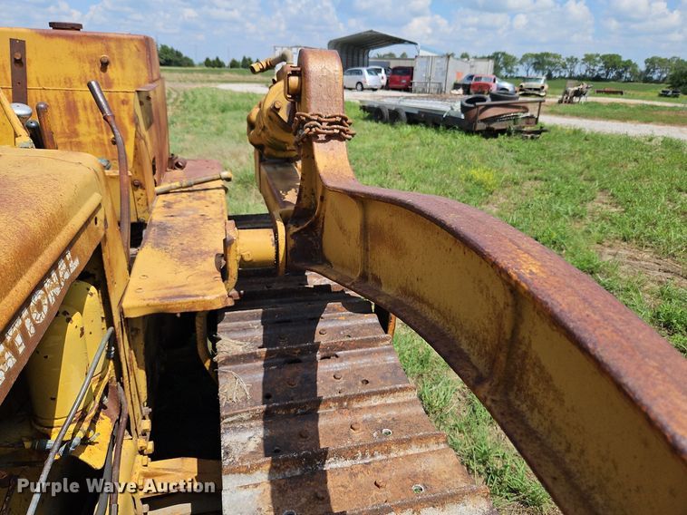 image for item DQ1769 International TD9  crawler tractor