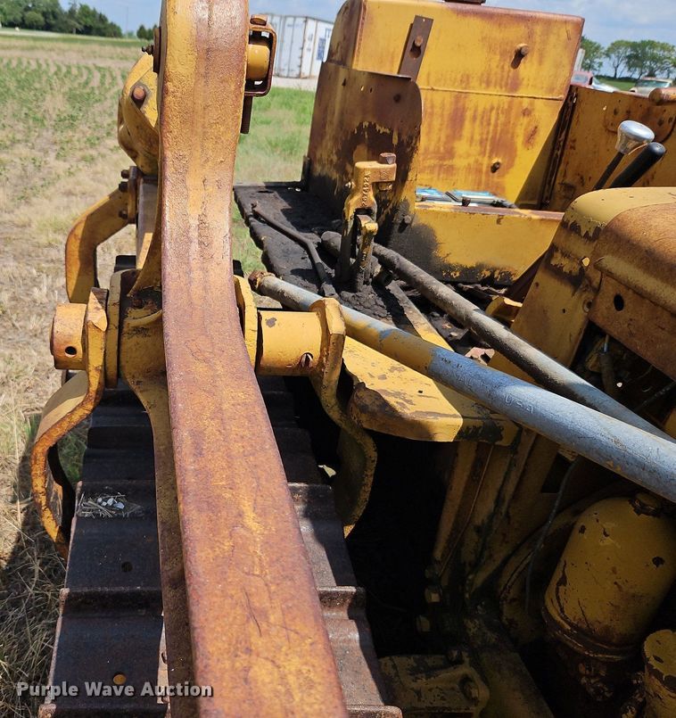 image for item DQ1769 International TD9  crawler tractor
