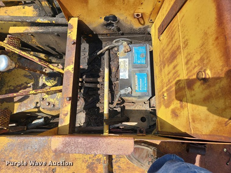 image for item DQ1769 International TD9  crawler tractor