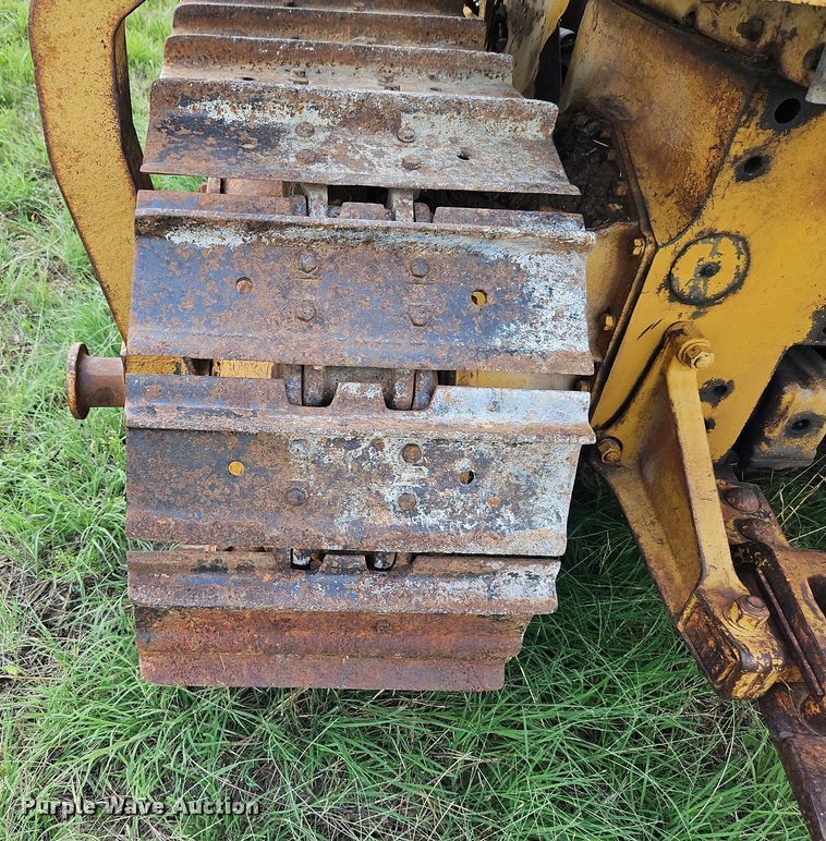 image for item DQ1769 International TD9  crawler tractor