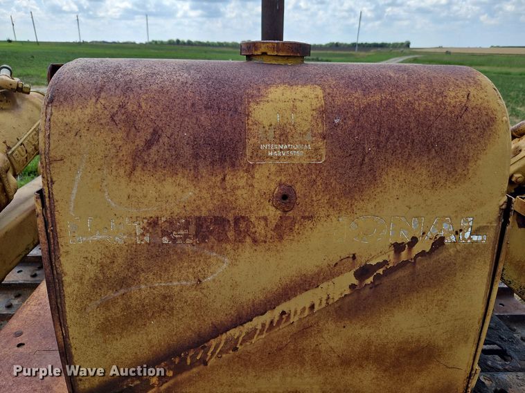 image for item DQ1769 International TD9  crawler tractor