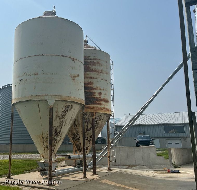 image for item DR4750 (2) Friesen feed bulk bins