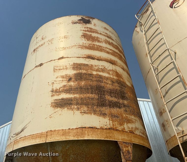 image for item DR4750 (2) Friesen feed bulk bins