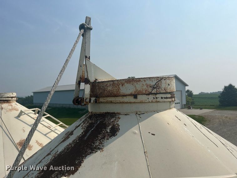 image for item DR4750 (2) Friesen feed bulk bins