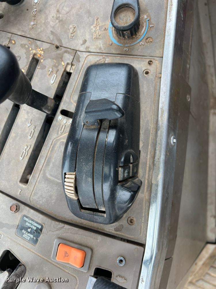 image for item DR5595 2010 John Deere 7330  MFWD tractor