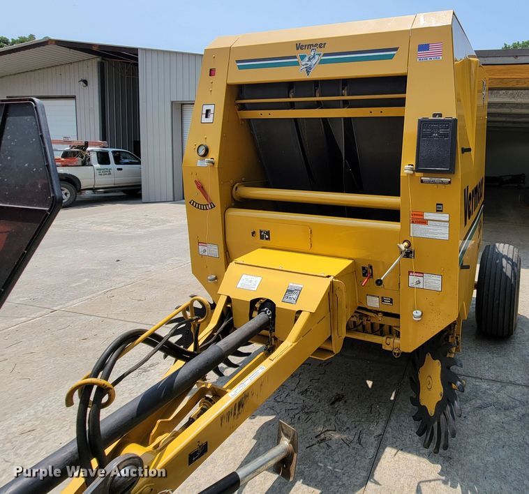 image for item HY9029 1998 Vermeer 504L  round baler