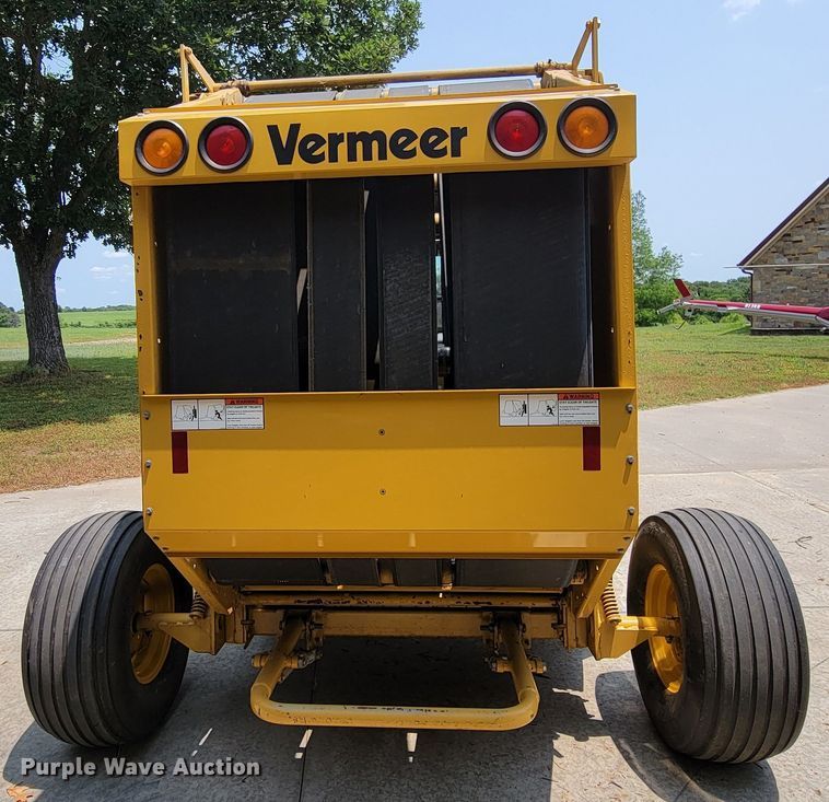 image for item HY9029 1998 Vermeer 504L  round baler