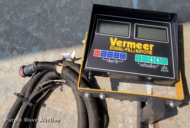 image for item HY9029 1998 Vermeer 504L  round baler