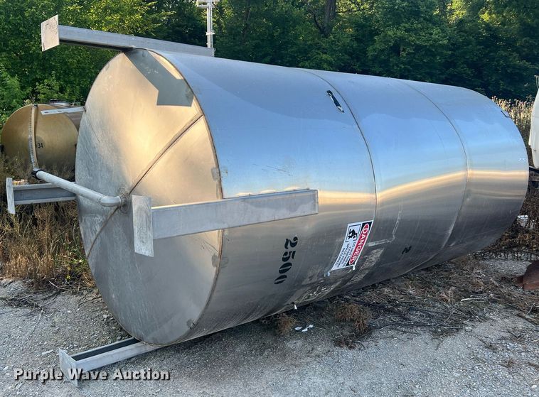 image for item II9215 2500 gallon tank