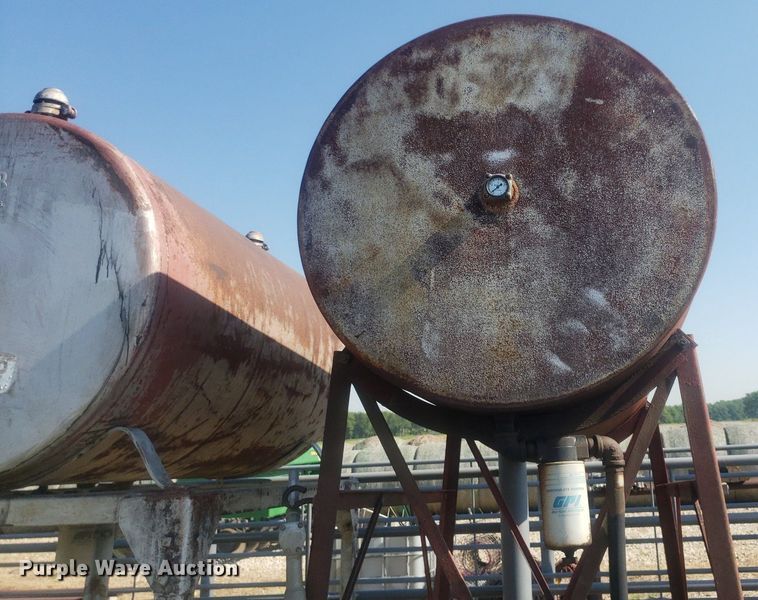 image for item IP9336 (2) fuel tanks