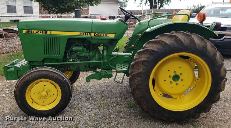 image for item IP9355 1982 John Deere 950  tractor