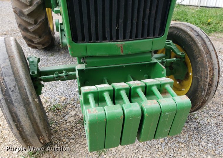 image for item IP9355 1982 John Deere 950  tractor