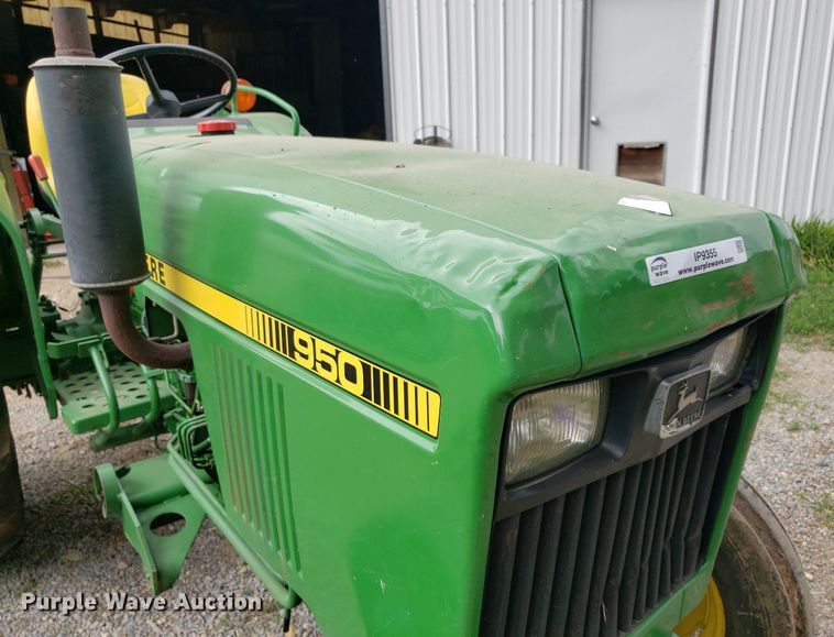 image for item IP9355 1982 John Deere 950  tractor