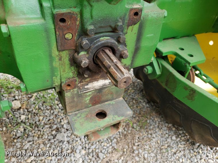 image for item IP9355 1982 John Deere 950  tractor