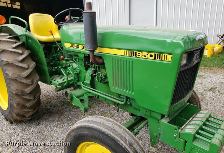 image for item IP9355 1982 John Deere 950  tractor