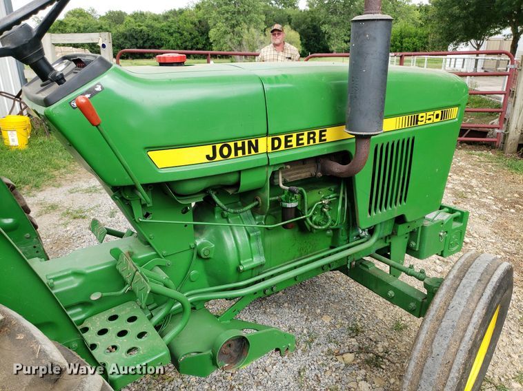 image for item IP9355 1982 John Deere 950  tractor