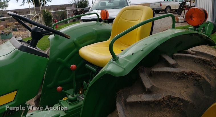 image for item IP9355 1982 John Deere 950  tractor