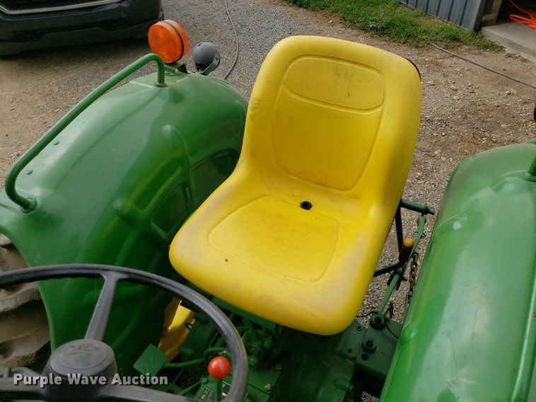 image for item IP9355 1982 John Deere 950  tractor
