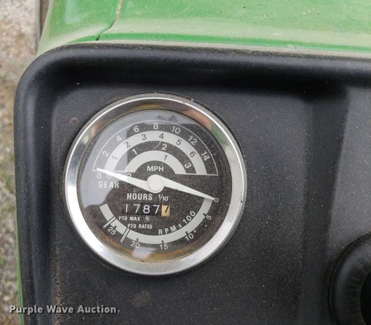 image for item IP9355 1982 John Deere 950  tractor