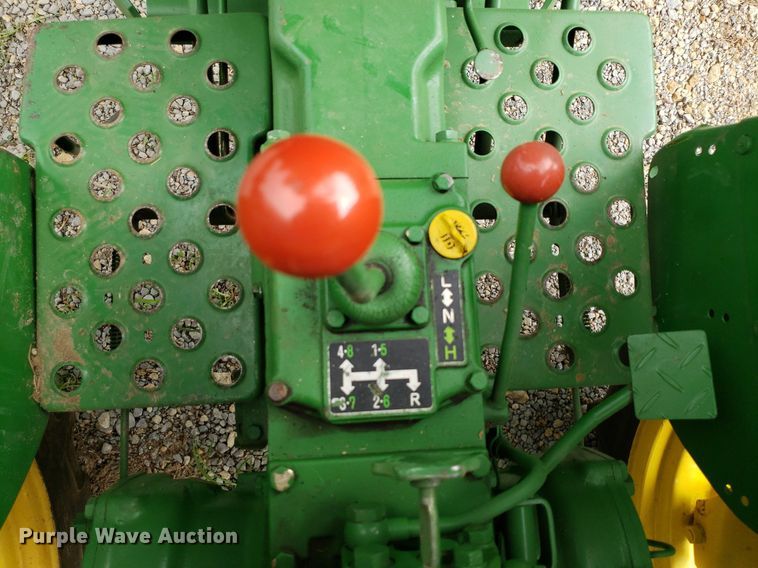 image for item IP9355 1982 John Deere 950  tractor