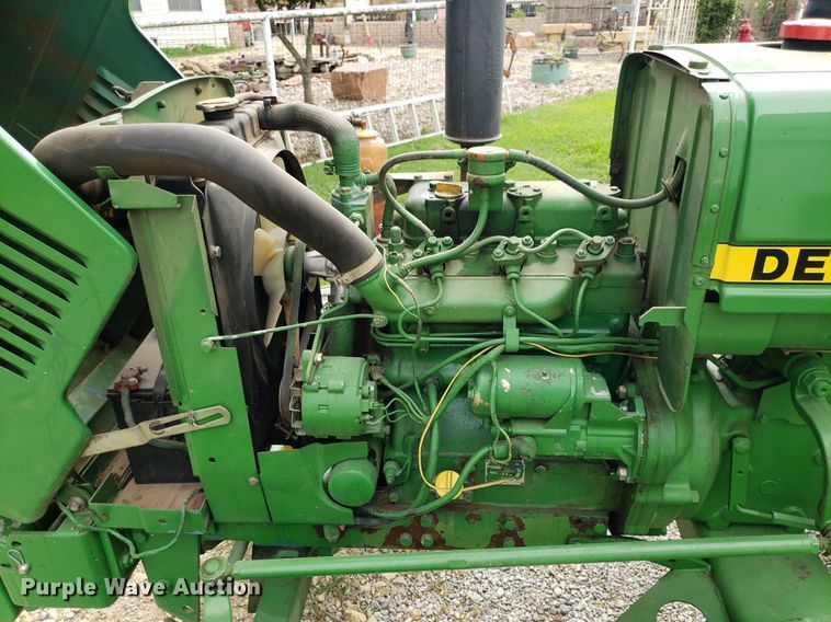 image for item IP9355 1982 John Deere 950  tractor