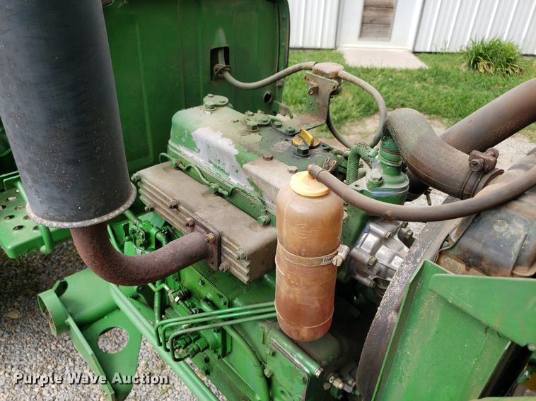 image for item IP9355 1982 John Deere 950  tractor