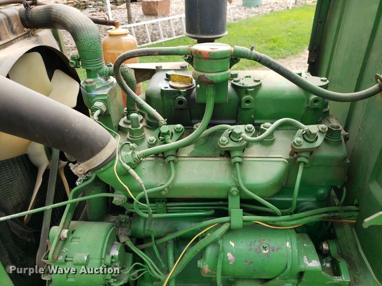 image for item IP9355 1982 John Deere 950  tractor