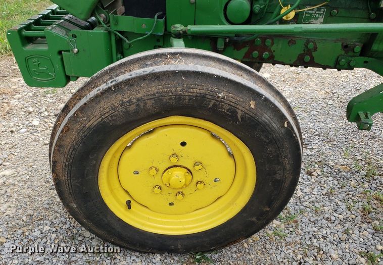 image for item IP9355 1982 John Deere 950  tractor