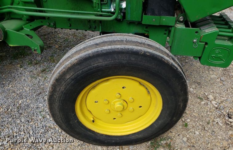 image for item IP9355 1982 John Deere 950  tractor