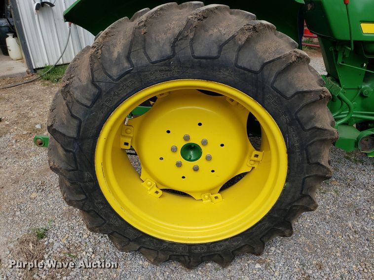 image for item IP9355 1982 John Deere 950  tractor