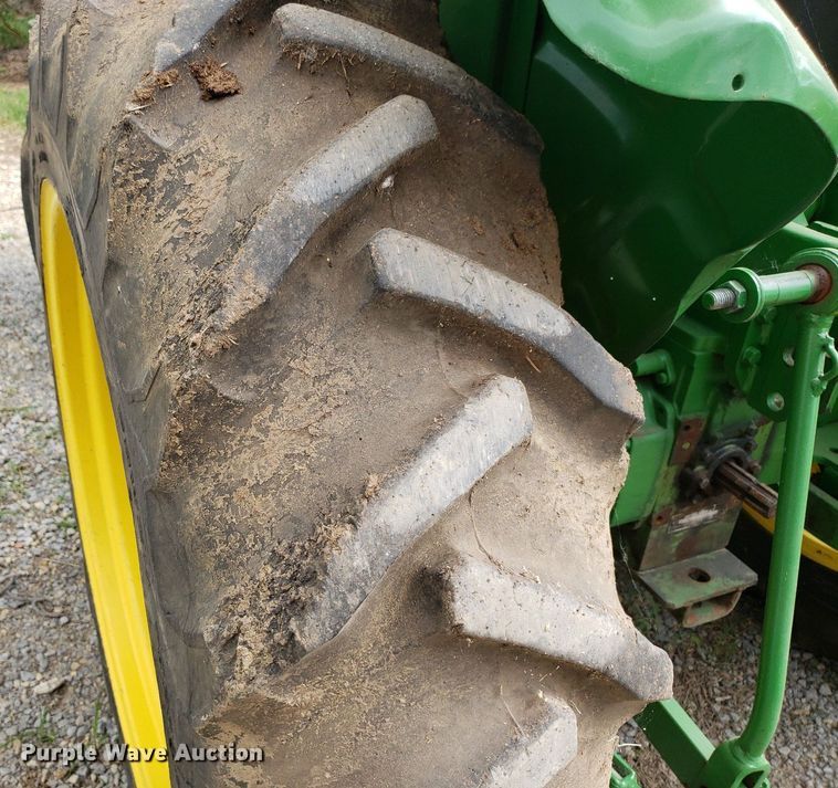 image for item IP9355 1982 John Deere 950  tractor