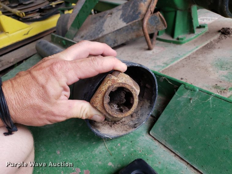 image for item IP9355 1982 John Deere 950  tractor