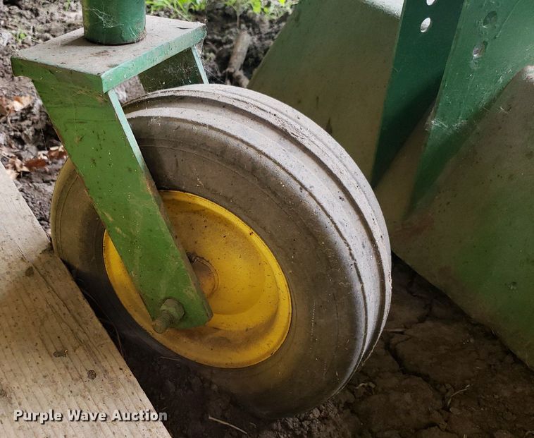 image for item IP9355 1982 John Deere 950  tractor