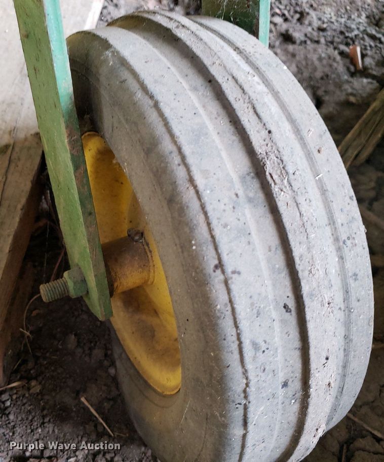 image for item IP9355 1982 John Deere 950  tractor