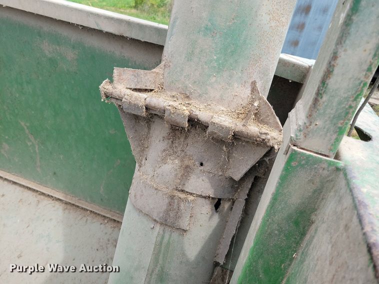 image for item JO9257 Hinson 812  grain cart