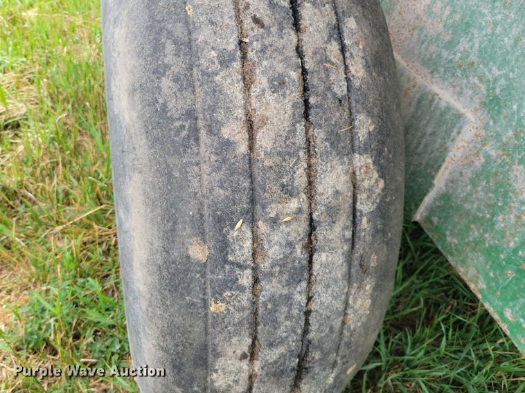 image for item JO9257 Hinson 812  grain cart