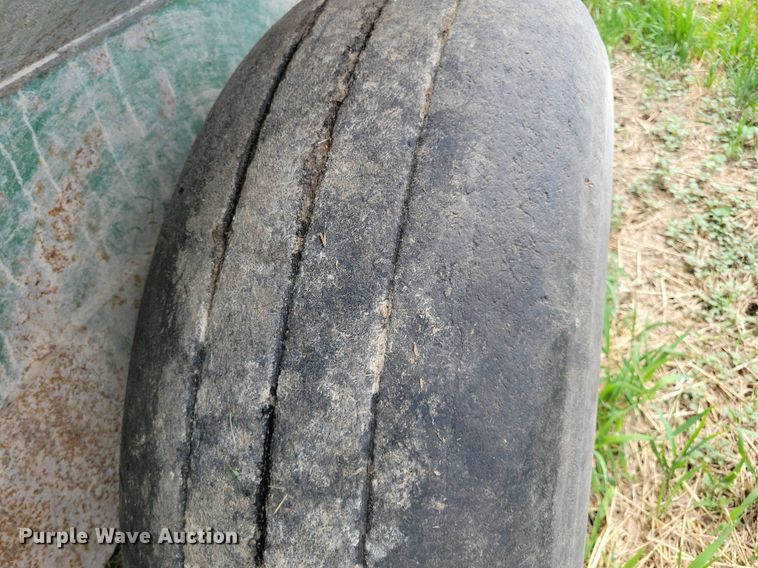 image for item JO9257 Hinson 812  grain cart